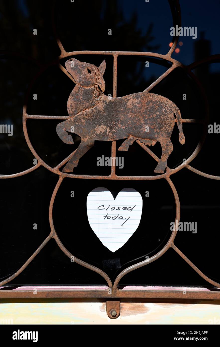 A Closed sign on the front door of a clothing store in Taos, New Mexico. Stock Photo