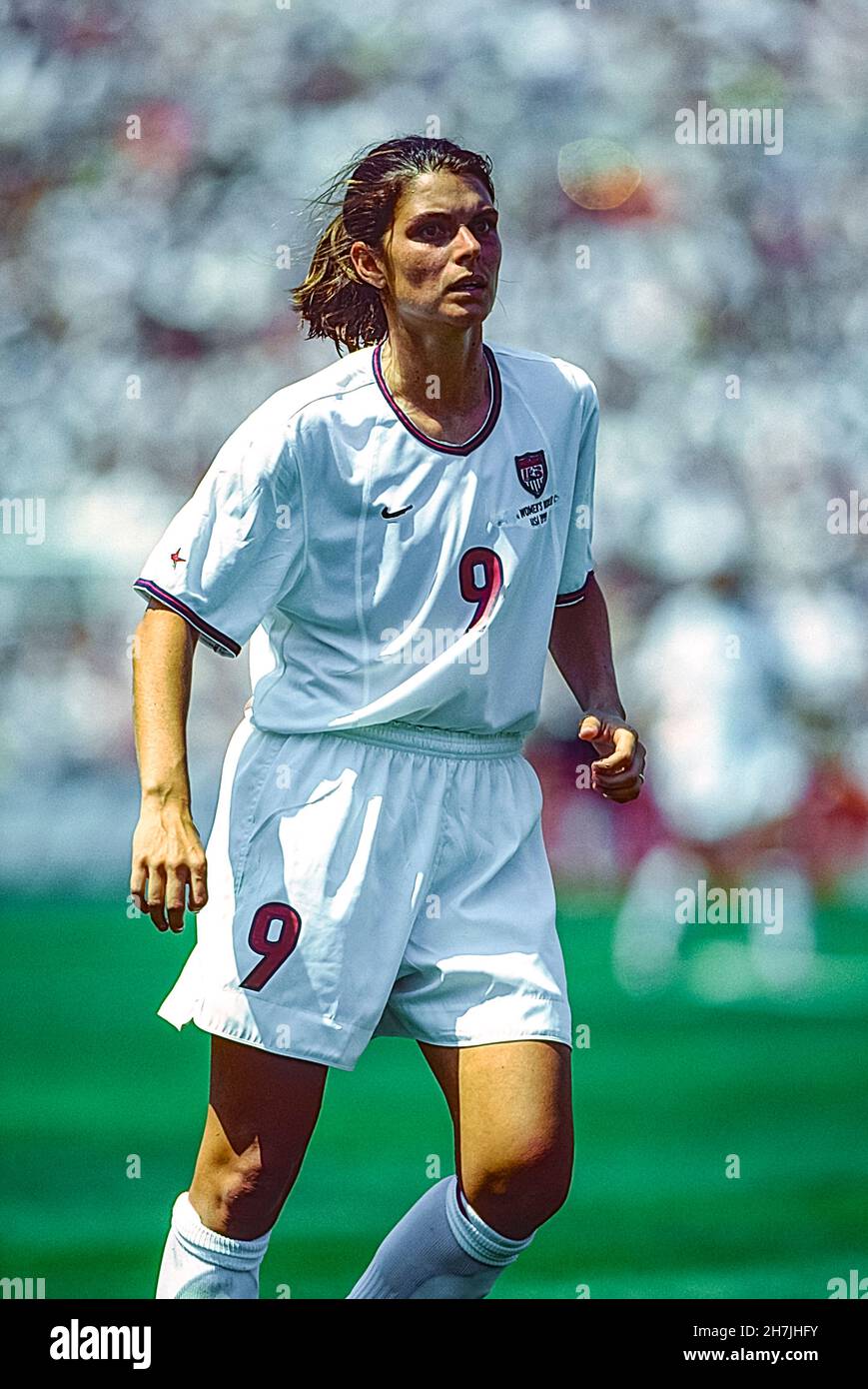 Mia Hamm (USA) competing in the 1999 FIFA Women's World Cup Soccer Final  Stock Photo - Alamy
