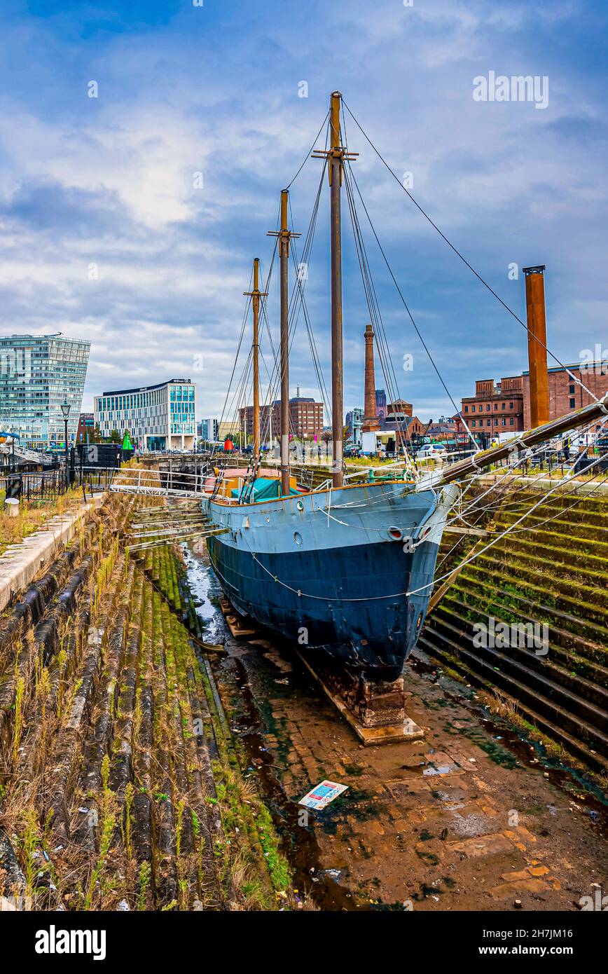 Wolverpool Ship Sailing ship moored in Liverpool with buildings in background Stock ...