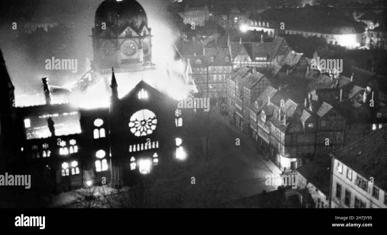 KRISTALLNACHT (Crystal Night) A synagogue in Hanover on fire  9 November 1938 Stock Photo
