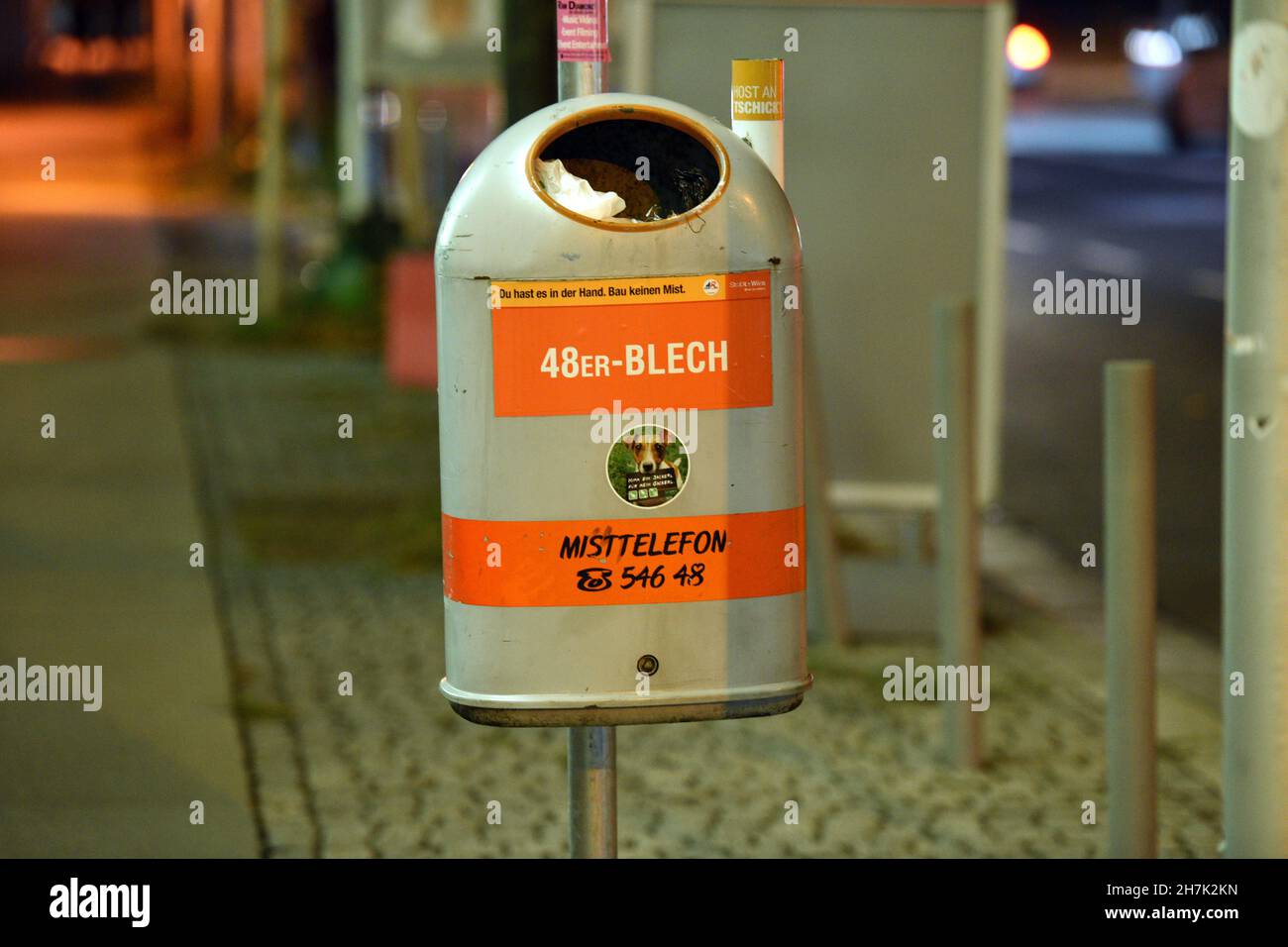 Abfallbehälter und Aschenbecher in Wien, Österreich, Europa - Litter bin and ashtray in Vienna, Austria, Europe Stock Photo