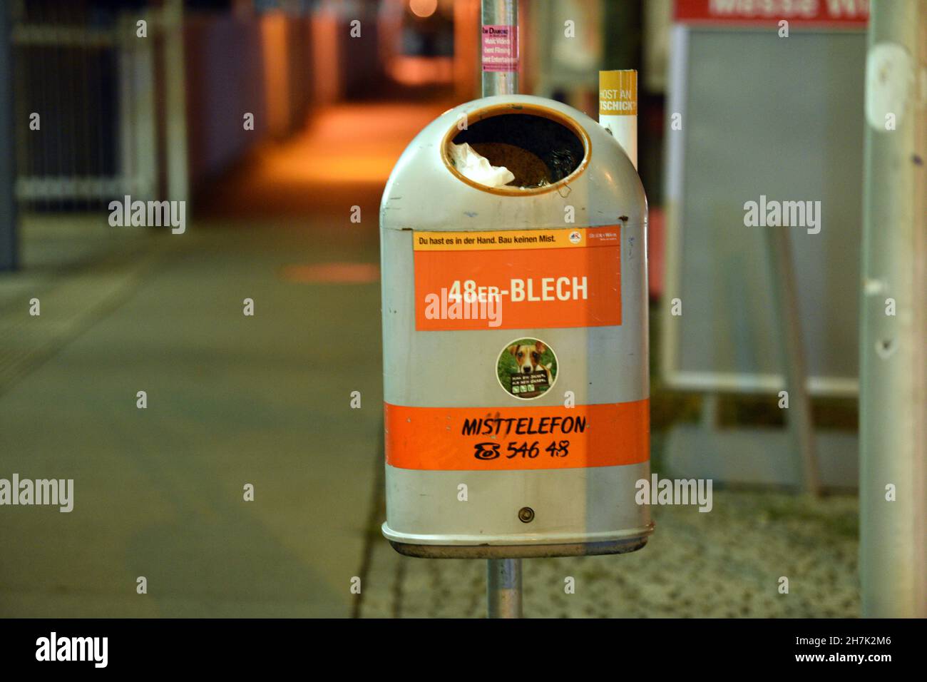 Abfallbehälter und Aschenbecher in Wien, Österreich, Europa - Litter bin and ashtray in Vienna, Austria, Europe Stock Photo