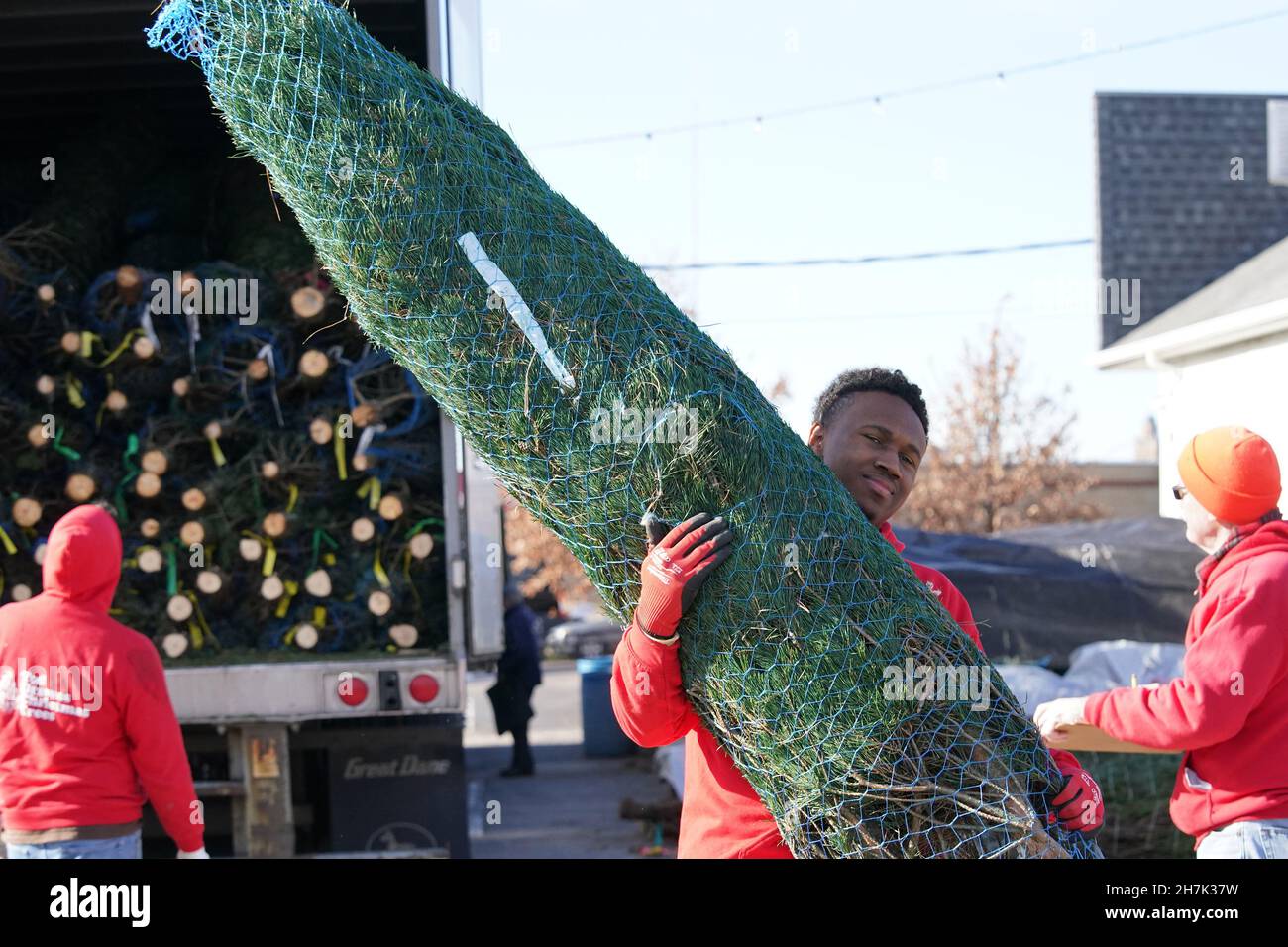 St. Louis, United States. 23rd Nov, 2021. Worker LaMont Perkins carries