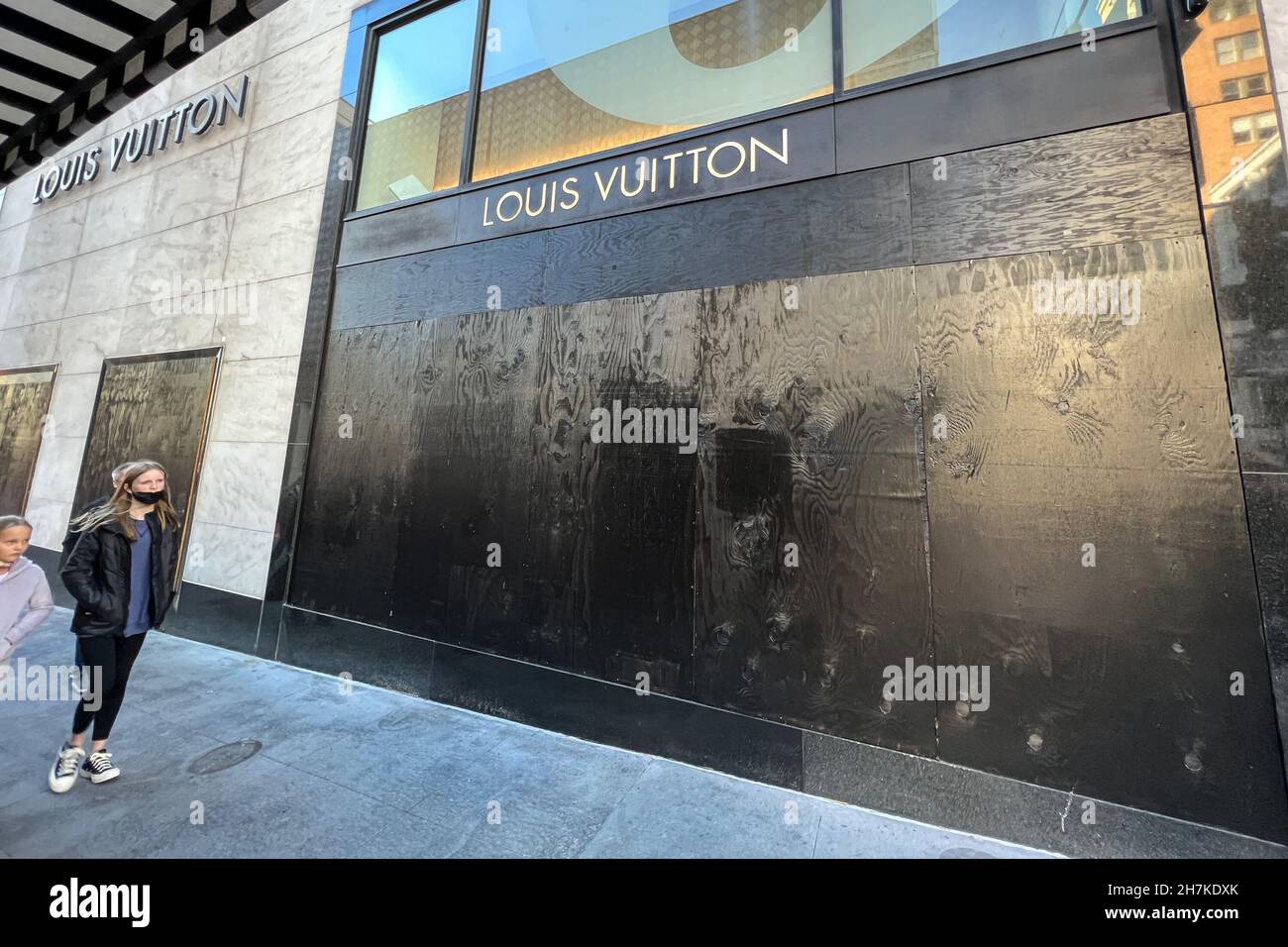 San Francisco, United States. 22nd Nov, 2021. The Louis Vuitton store in  San Francisco's Union Square remains boarded up on Nov. 22, 2021 after  thieves ransacked the store three days earlier. Videos
