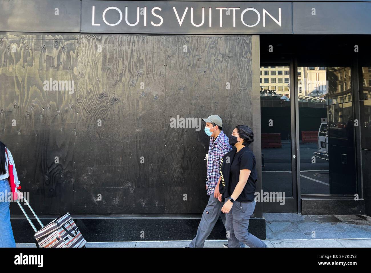 louis vuitton store boarded up during covid 19 Stock Photo - Alamy