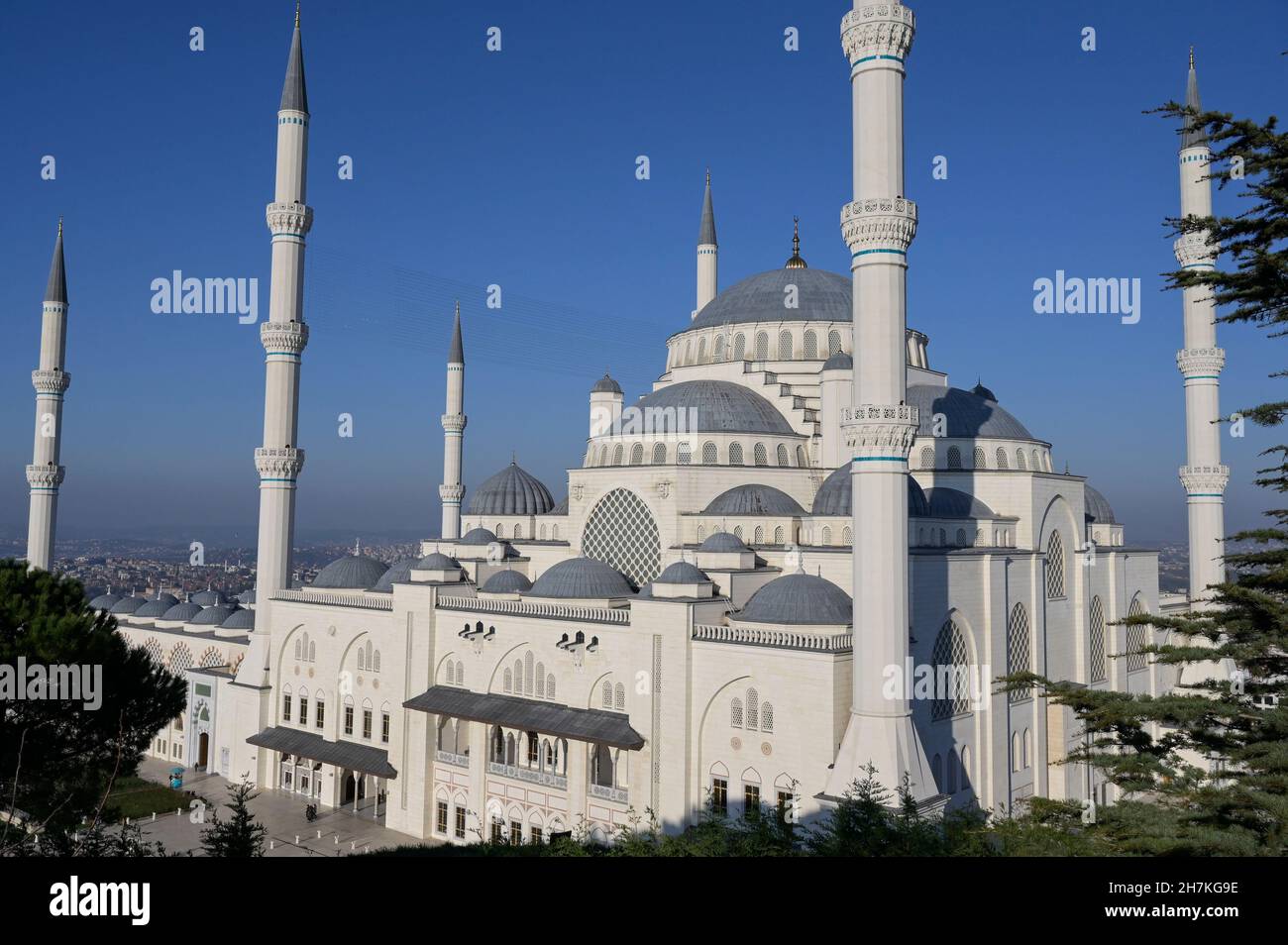 TURKEY, Istanbul , new Camlica mosque with six minaretts on asian side / TÜRKEI, Istanbul, neue Camlica Moschee mit sechs Minaretten auf dem asiatischen Teil Istanbuls Stock Photo