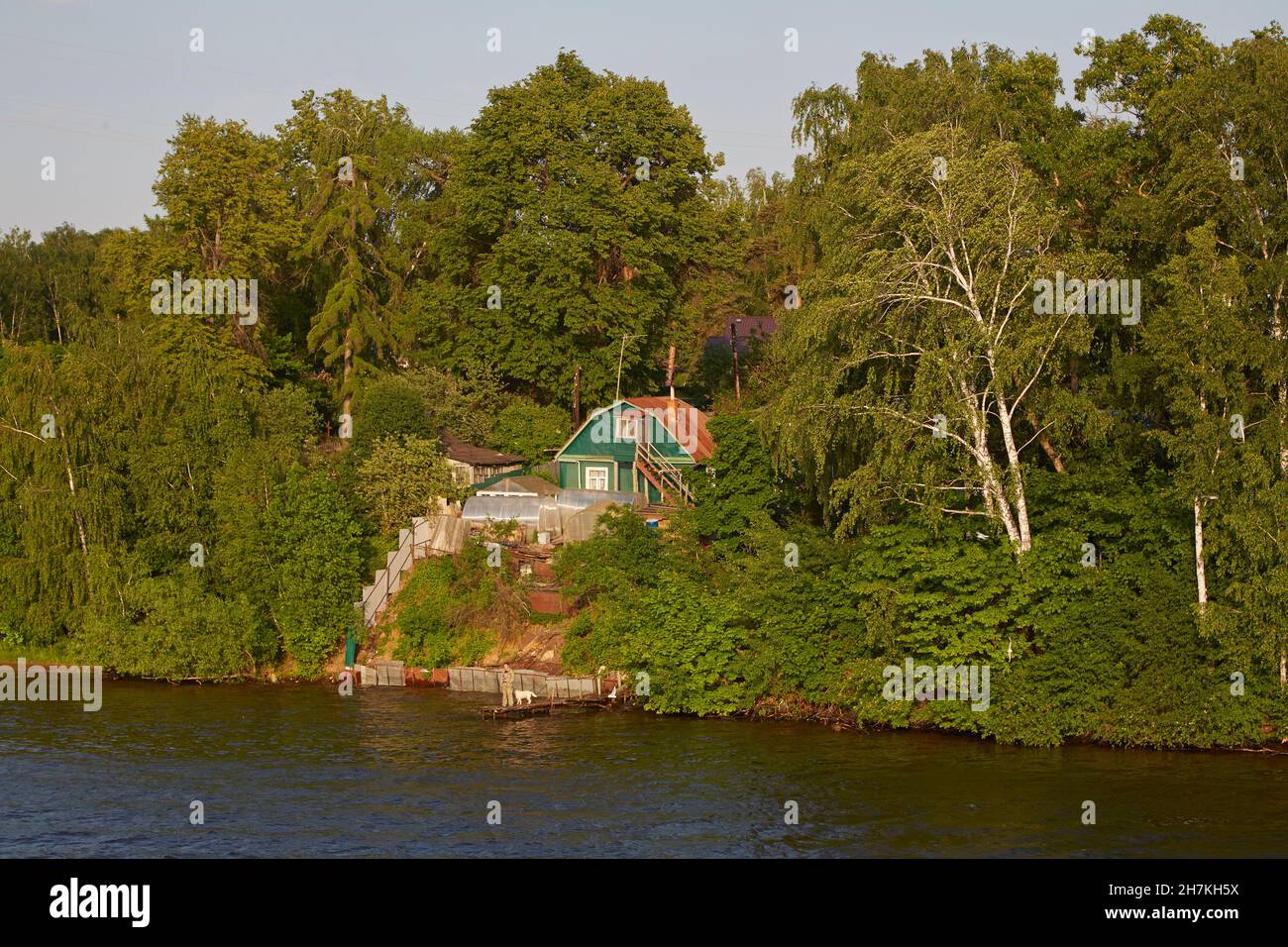 House on the bank of the reservoir 'Klyaz'minskoye vodokhranilishche', Klyazminskoe Reservoir, Moscow-Volga Canal, Moskovskaya Oblast, Russia, Europe Stock Photo