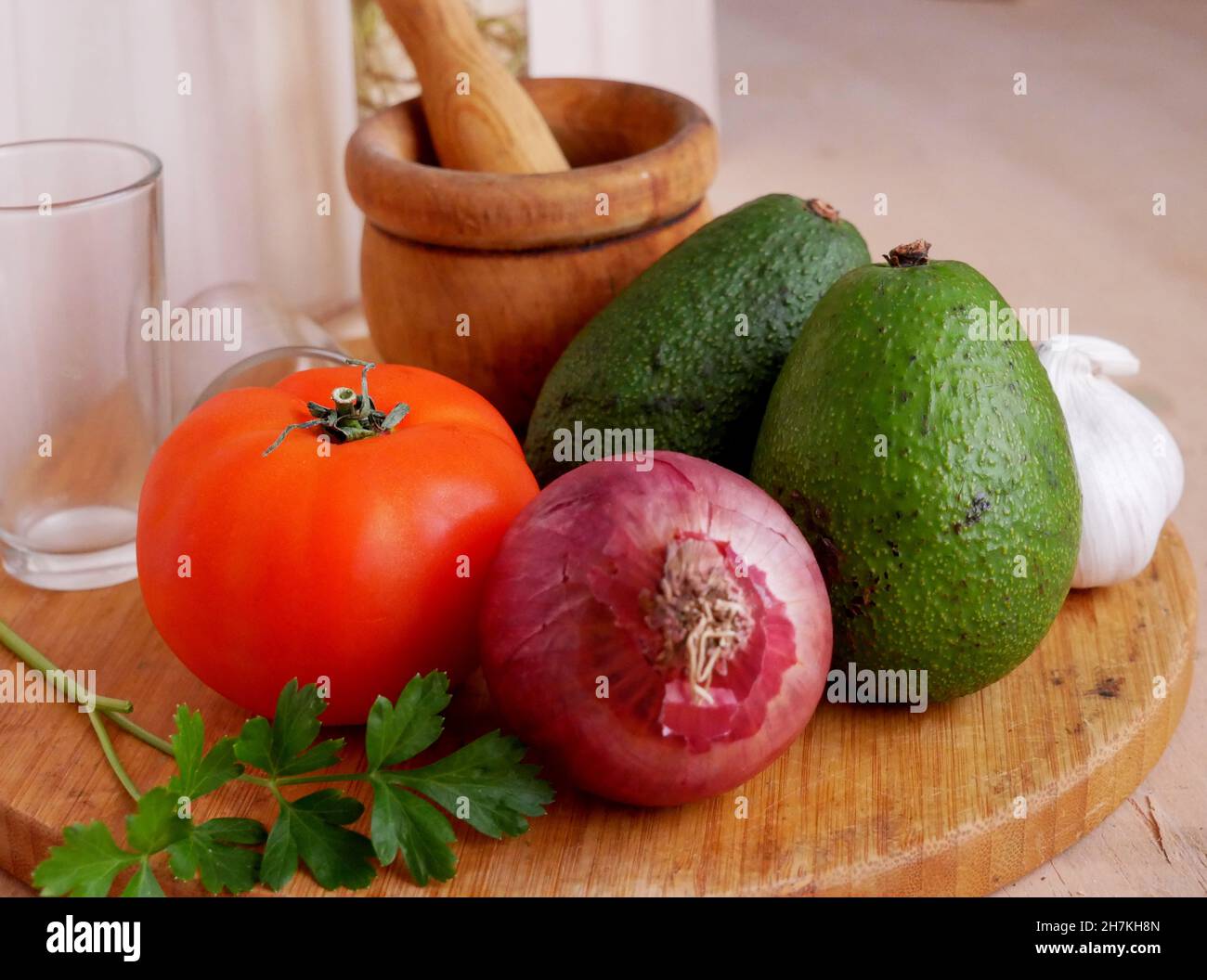 Aguacates con tomate, cebolla y ajos Stock Photo