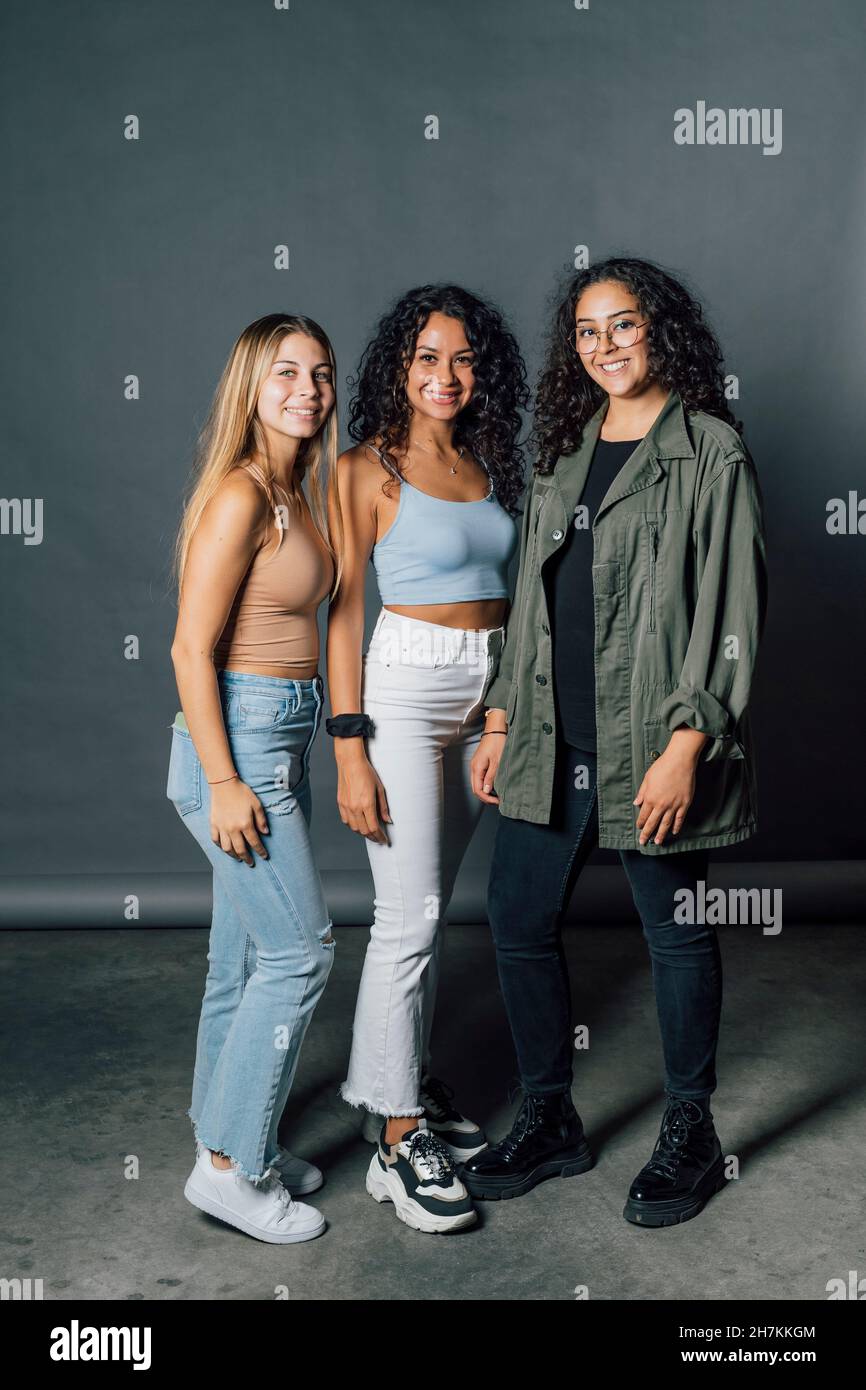 Long shot women in full hi-res stock photography and images - Alamy