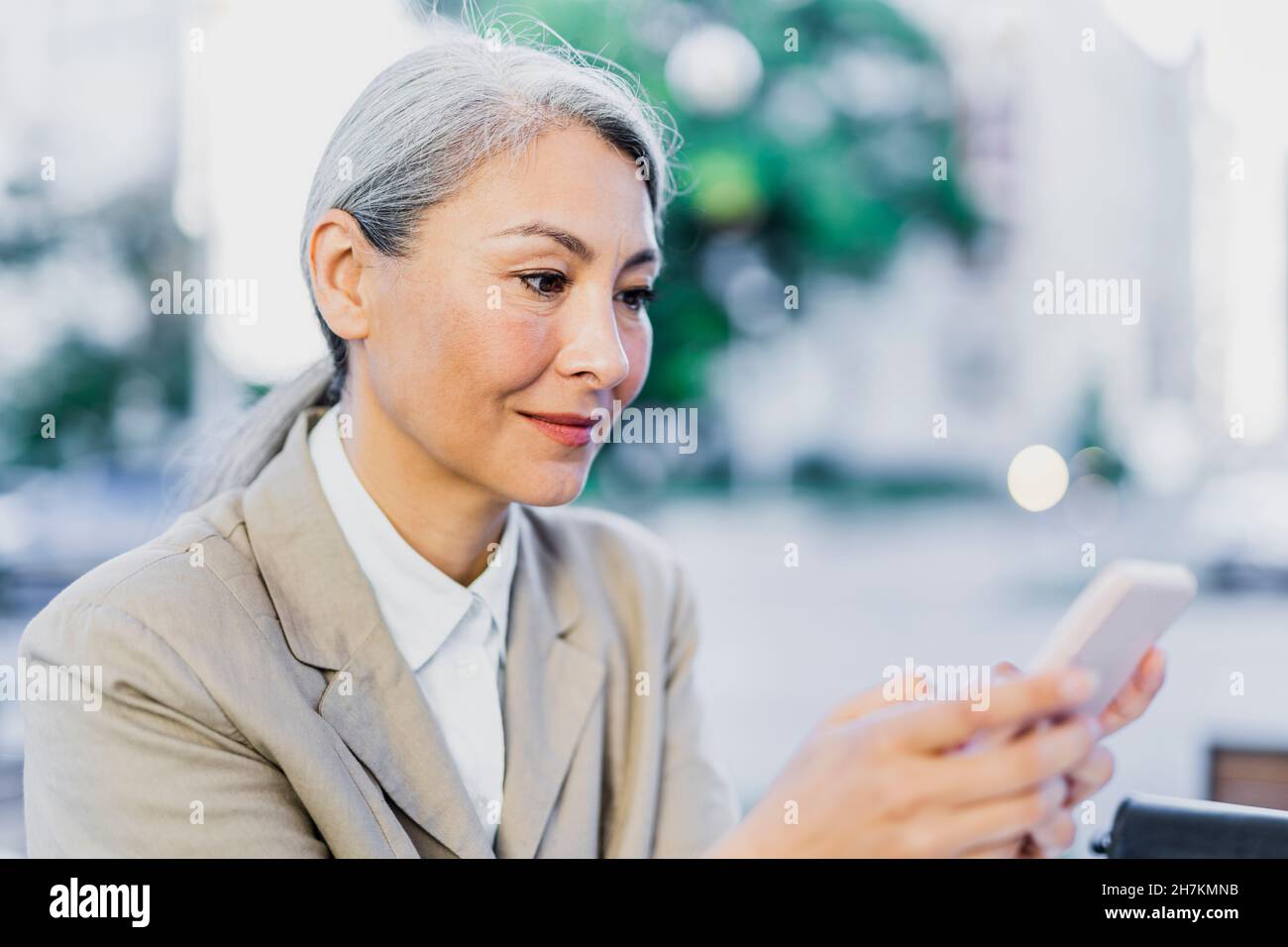 Mature woman gray hair using hi-res stock photography and images - Alamy