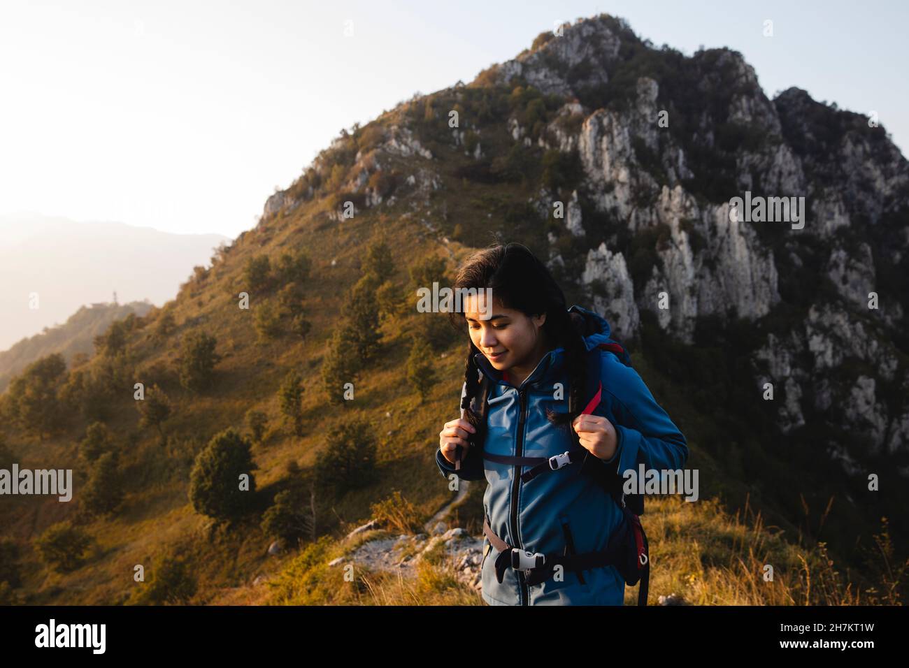 Asian backpacker woman on hiking hi-res stock photography and images ...