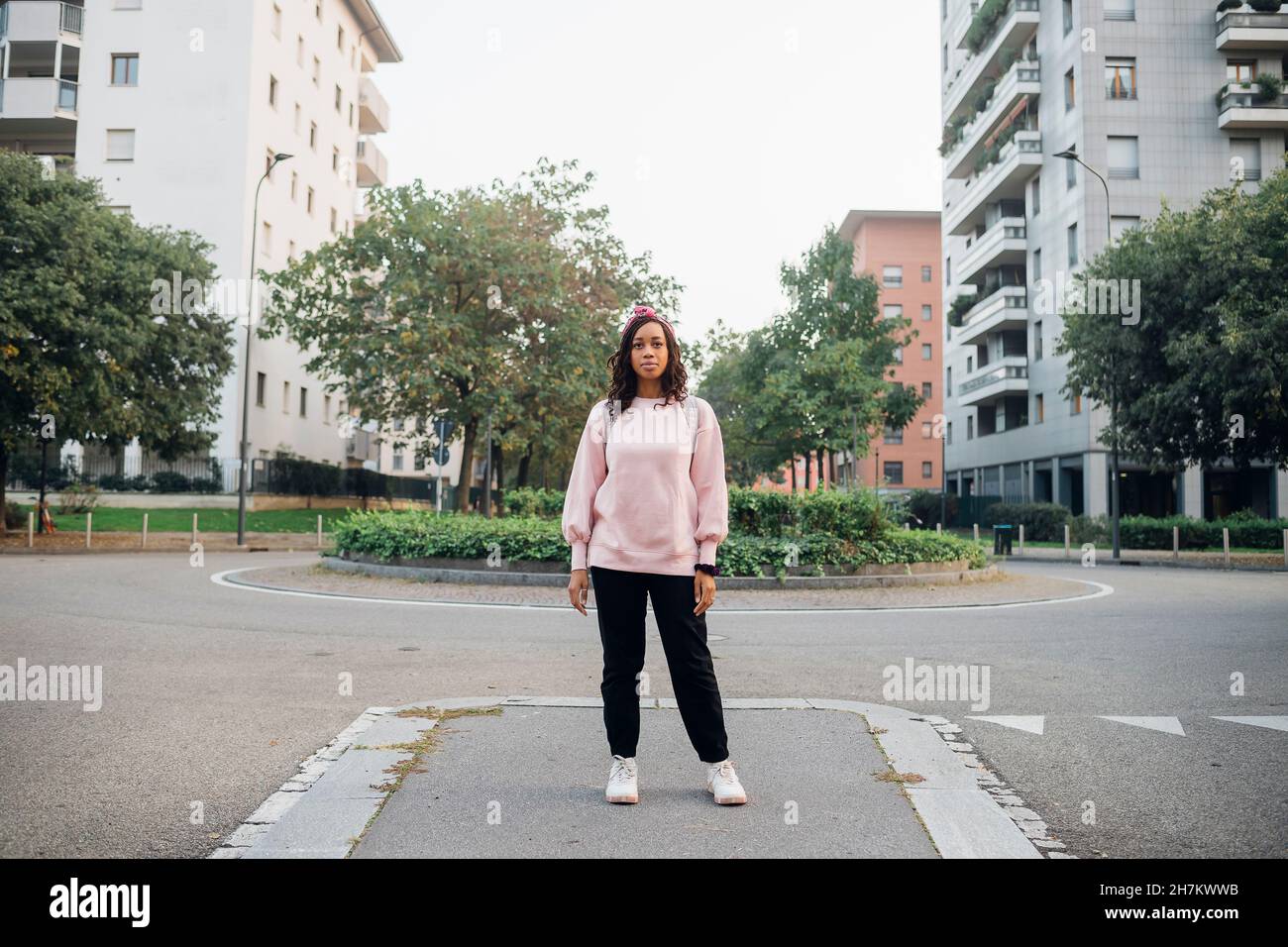 Woman standing city hi-res stock photography and images - Alamy