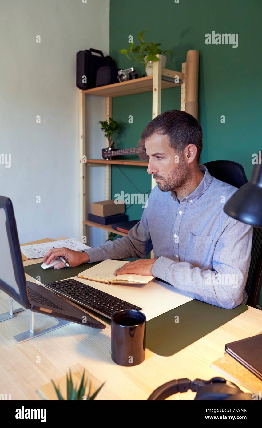 Computer And Note Pad Laptop computer note pad hi-res stock photography and images - Alamy