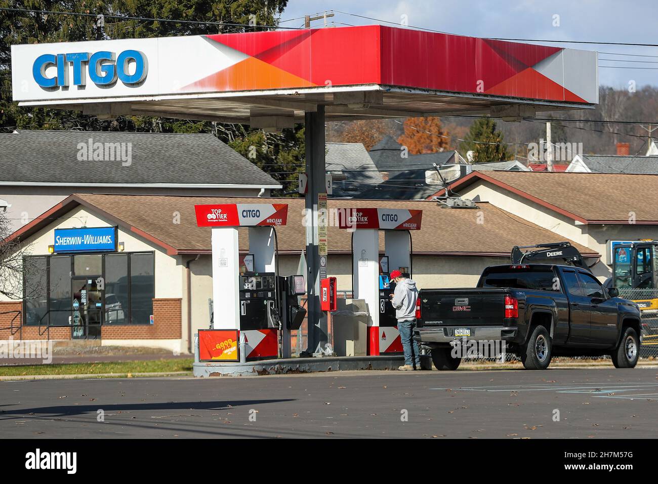 Bloomsburg, United States. 23rd Nov, 2021. A man fuels his pickup truck at a Citgo gas station.Gasoline prices in the United States remain high as the holiday season is approaching. Credit: SOPA Images Limited/Alamy Live News Stock Photo