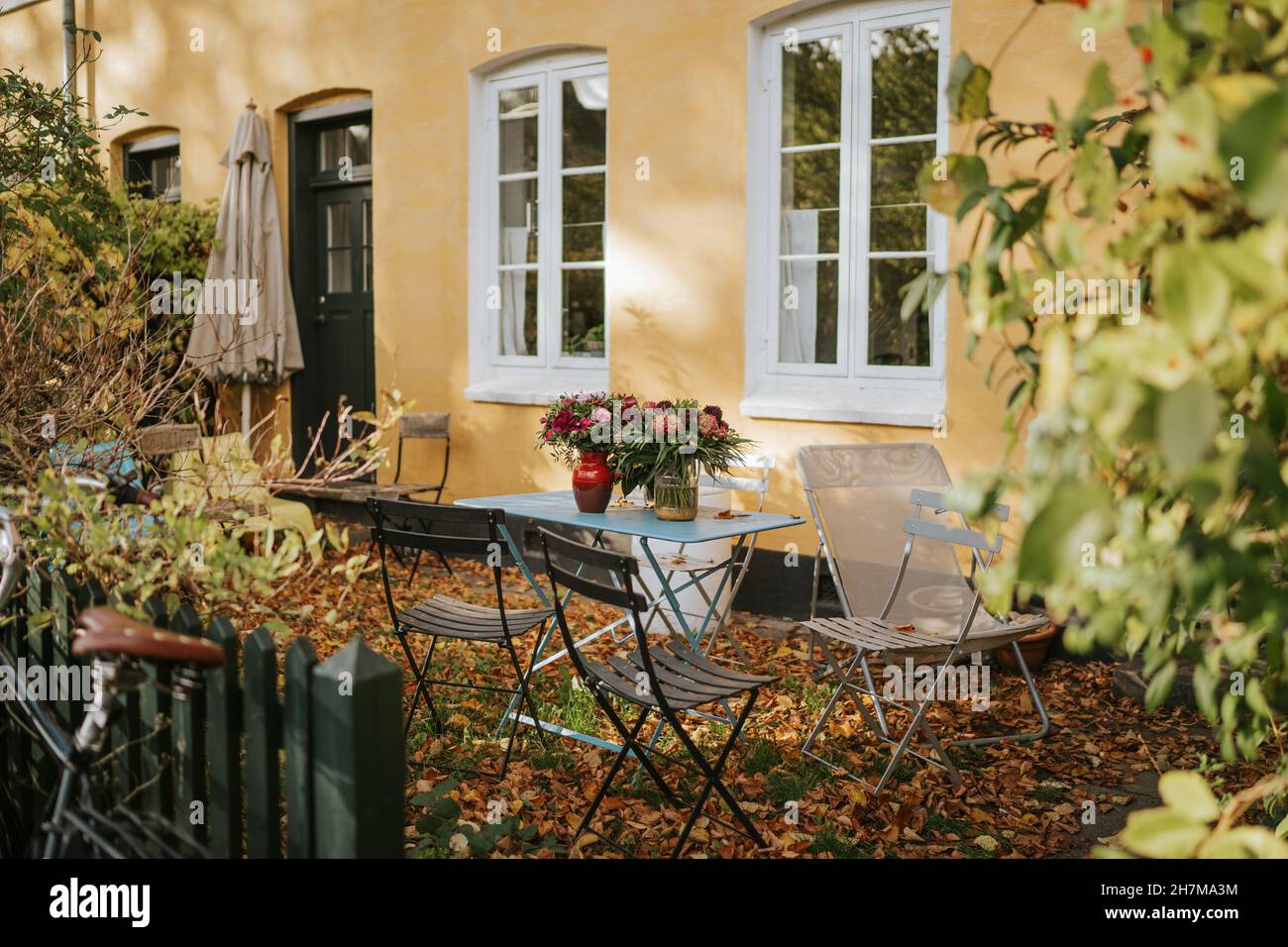 Houses with courtyard hi-res stock photography and images - Alamy