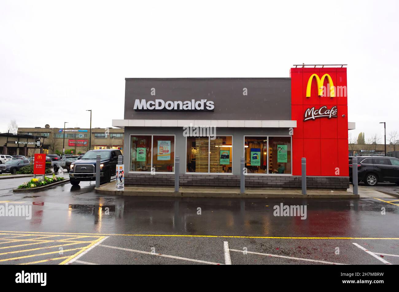Mcdonalds building exterior hi-res stock photography and images - Alamy
