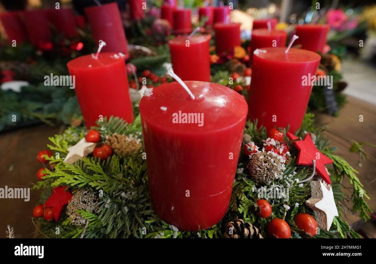 Hamburg, Germany. 23rd Nov, 2021. Advent wreaths are at the flower shop