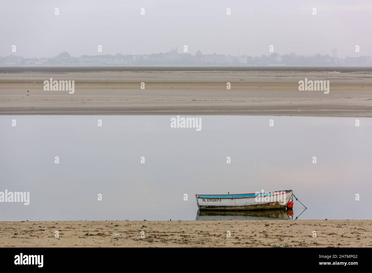 Rowboat moored in the Baie de Somme at low tide. Saint-Valery, France Stock Photo