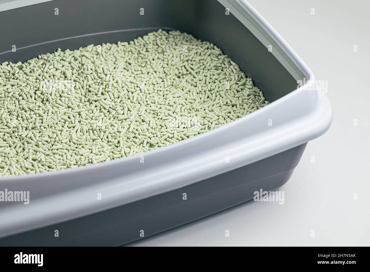 Cat litterbox with natural flushable biodegradable tofu litter with