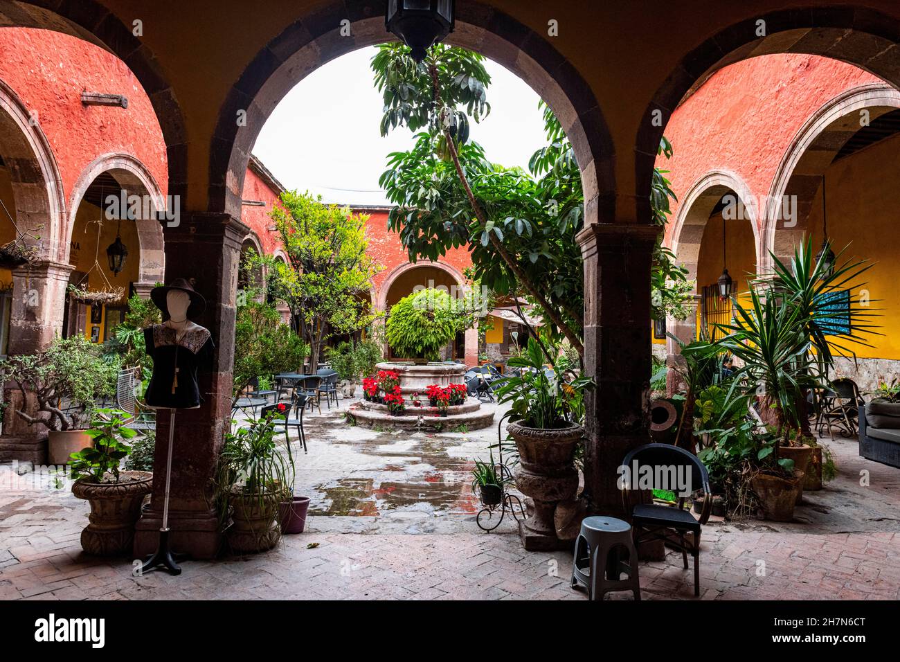 Beautiful colonial yard, Unesco site San Miguel de Allende, Guanajuato ...