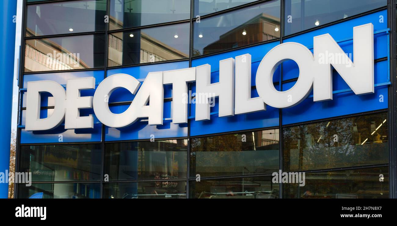 Oct 18, 2019 Emeryville / CA / USA - Close up of Decathlon logo on the  facade of Decathlon Sporting Goods flagship store, the first open in the  San Fr Stock Photo - Alamy