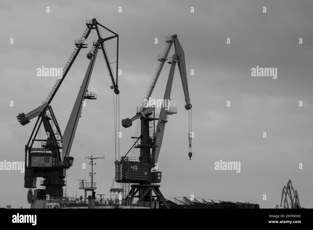 Quay crane container Black and White Stock Photos & Images - Alamy