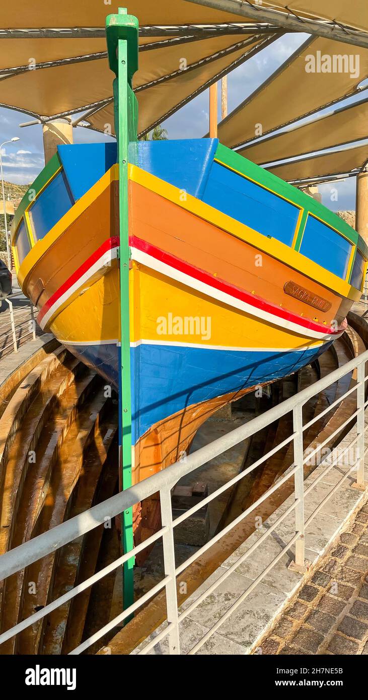 Im Hafen von Mgarr ausgestelltes restauriertes typisches buntes gestrichenes Fischerboot von Malta, Mgarr, Insel Gozo, Malta, Europa Stock Photo