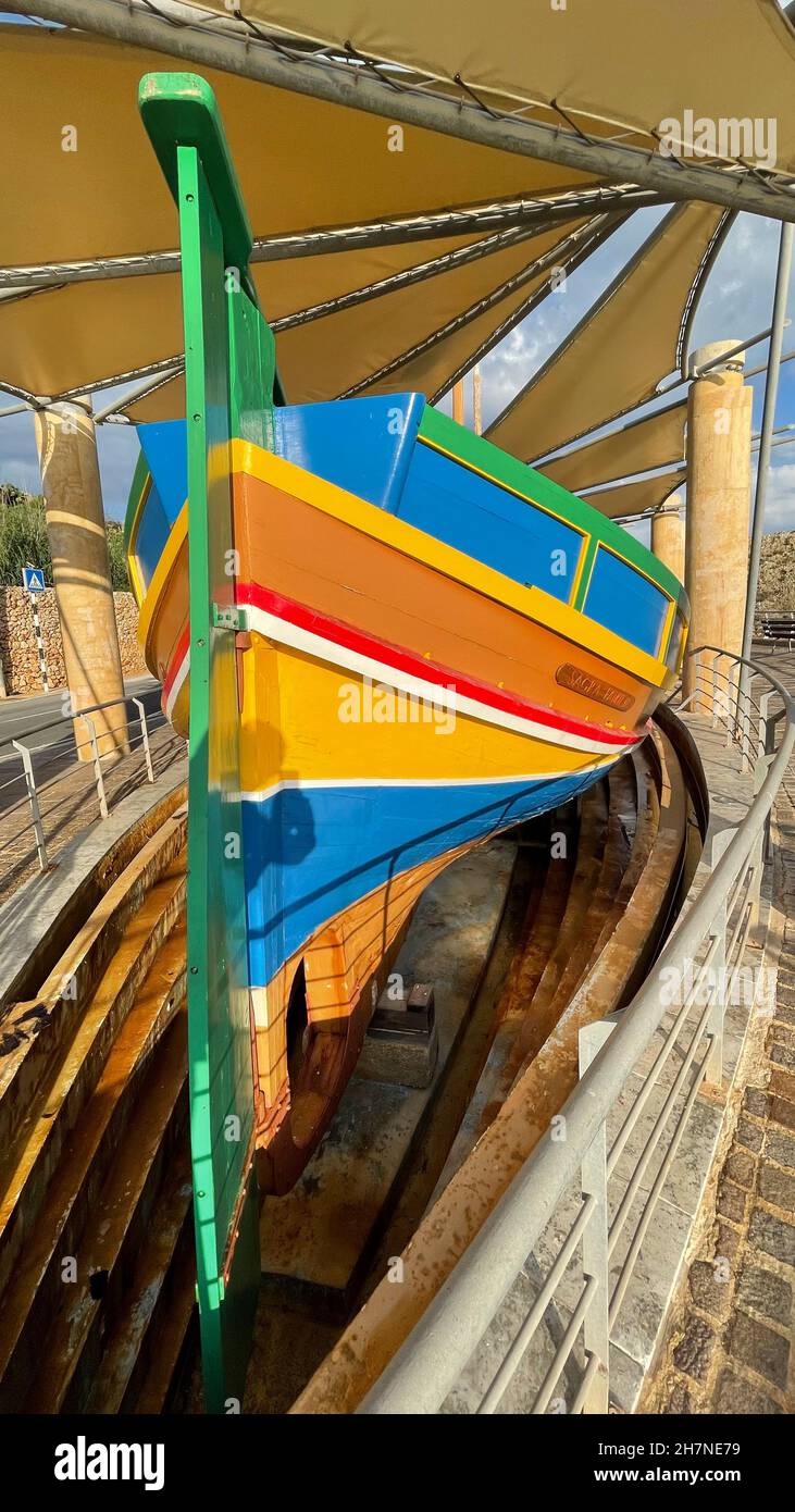 Im Hafen von Mgarr ausgestelltes restauriertes typisches buntes gestrichenes Fischerboot von Malta, Mgarr, Insel Gozo, Malta, Europa Stock Photo
