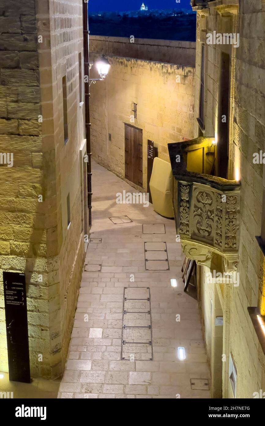 historische alte enge Gasse mit Balkon nächtliche Beleuchtung in Zitadelle von Gozo, Ir-Rabat Għawdex, Victoria, Insel Gozo, Malta, Europa Stock Photo