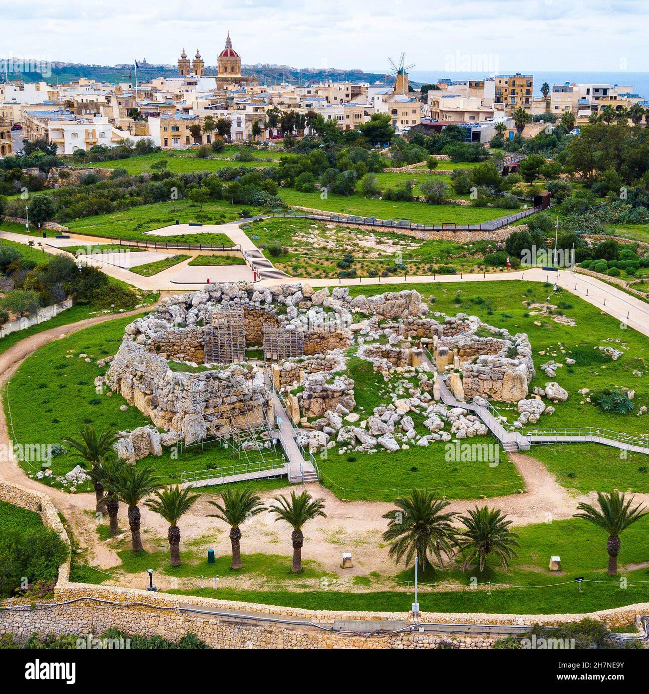 Blick aus Vogelperspektive auf historischer neolithischer Ggantija Tempel von Tempelkomplex von Megalithkultur, Xaghra, Insel Gozo, Malta, Europa Stock Photo
