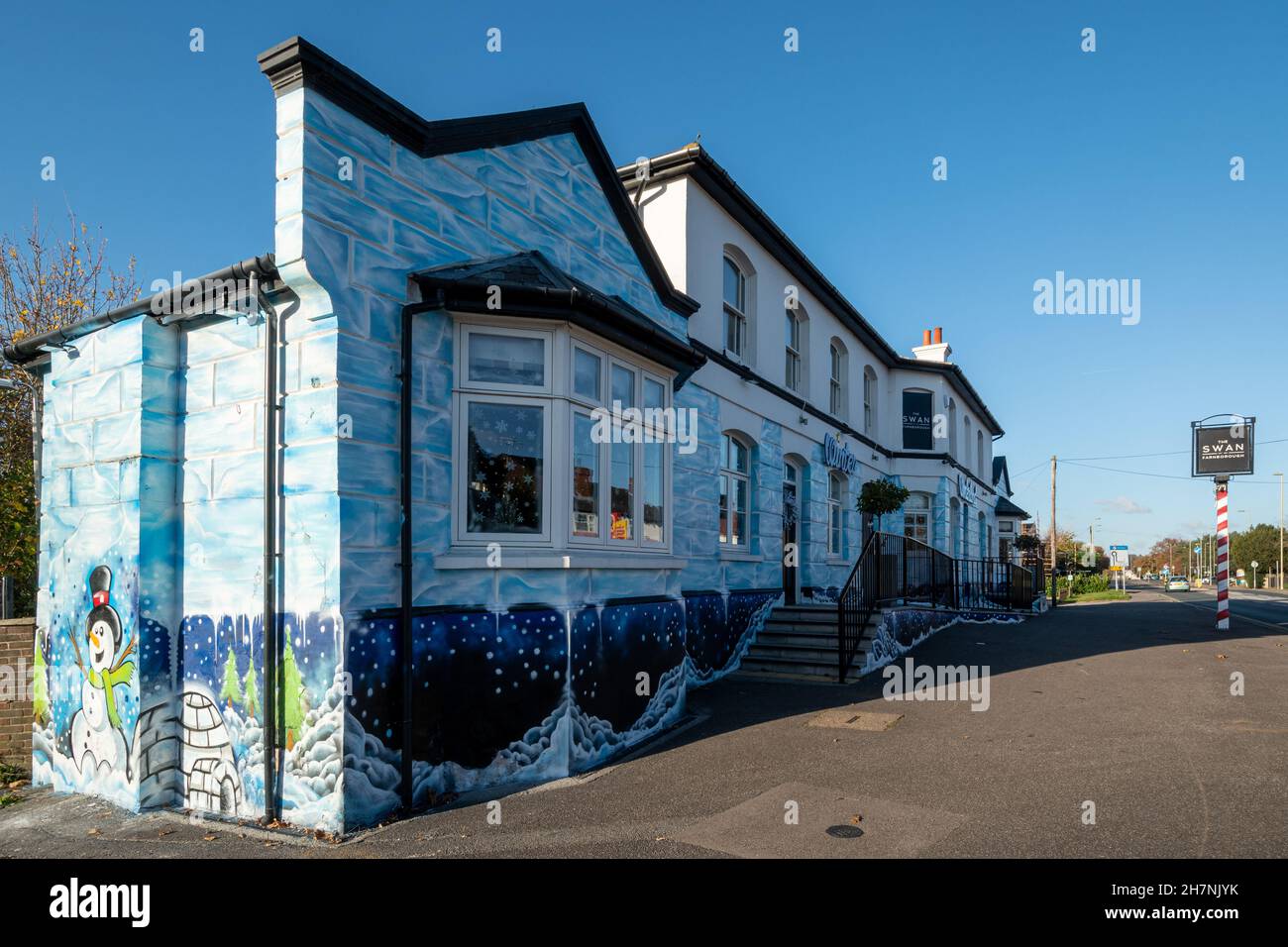 The Swan pub decorated as a Winter Wonderland in Farnborough town, Hampshire, England, UK, November 2021 Stock Photo