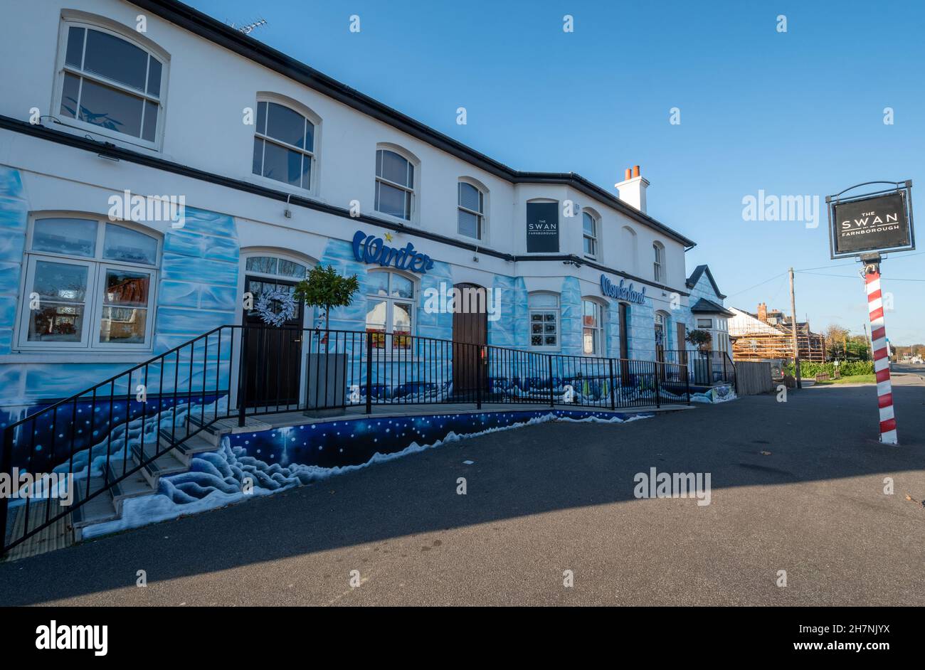 The Swan pub decorated as a Winter Wonderland in Farnborough town, Hampshire, England, UK, November 2021 Stock Photo