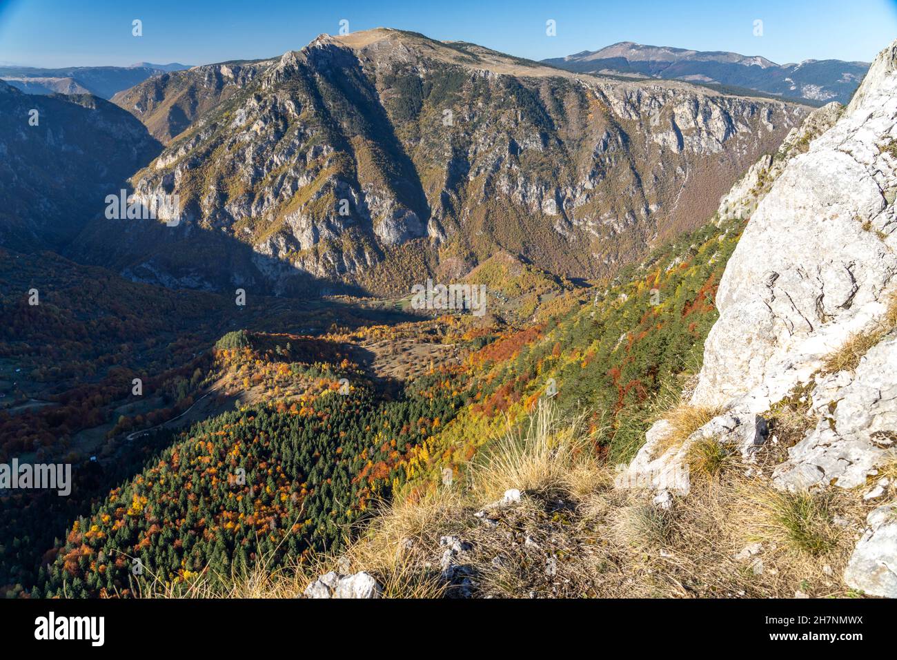 Blick vom Aussichtsgipfel Curevac in die Tara Schlucht, Durmitor Nationalpark, Žabljak, Montenegro, Europa  |    Tara Canyon seen from Curevac viewpoi Stock Photo