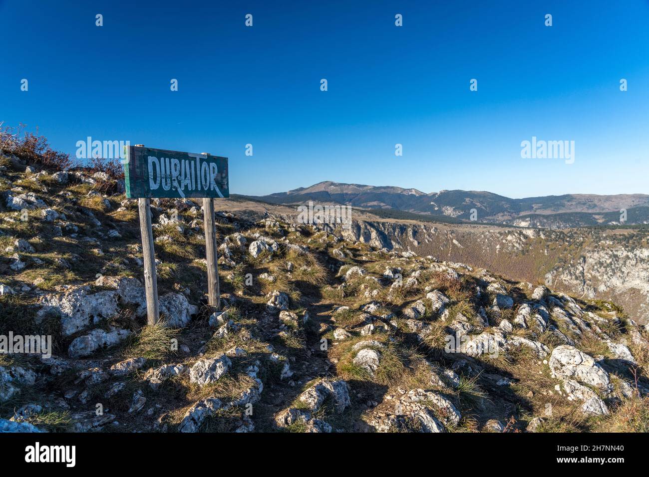 Schild Durmitor am Aussichtsgipfel Curevac, Durmitor Nationalpark, Žabljak, Montenegro, Europa  |    Durmitor sign at Curevac viewpoint, Durmitor Nati Stock Photo