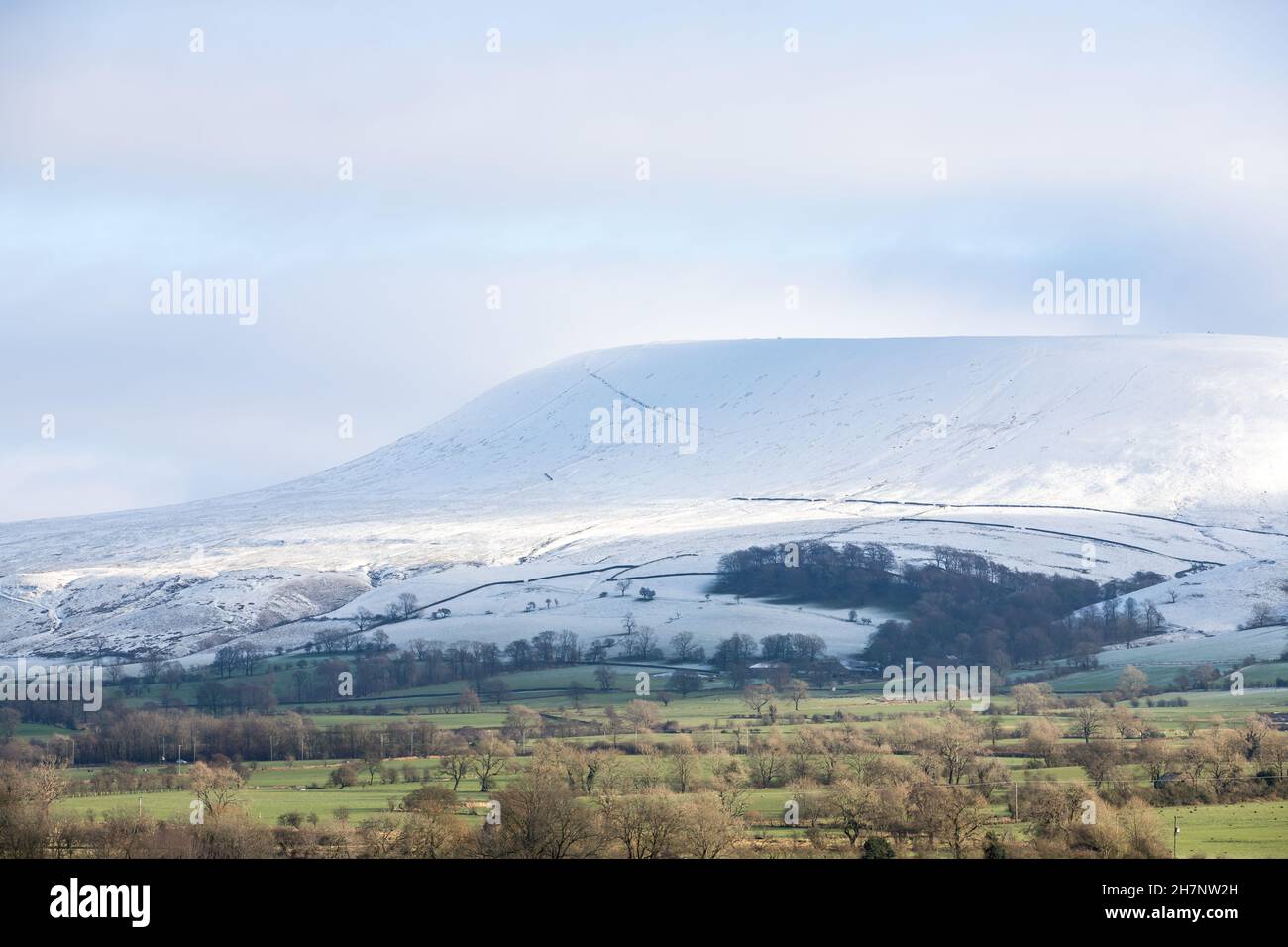 Snowy mountain covered in fresh winter snow. View of Pendle hill in the ribble valley, lancashire Stock Photo