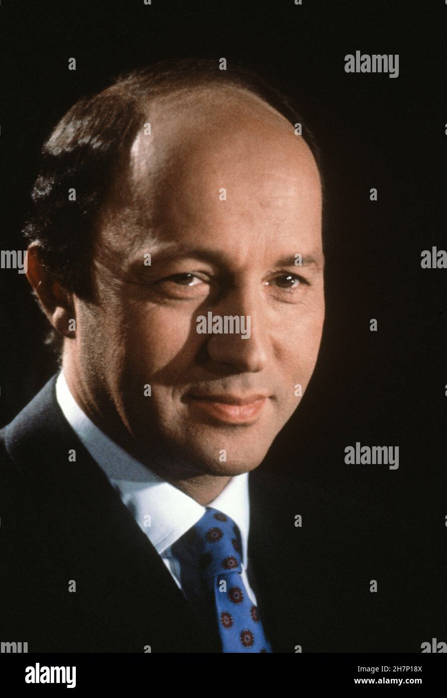 Laurent Fabius on the set of the political TV show "7 sur 7" presented