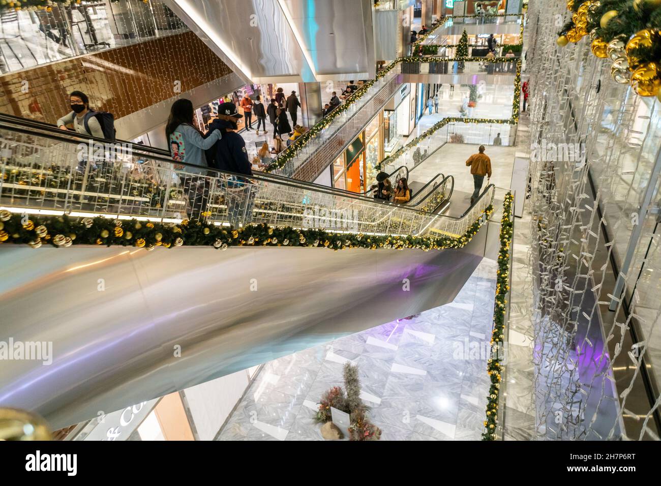 Visitors on the escalators in the Hudson Yards mall, decorated for the holidays, in Manhattan in New York on Sunday, November 14, 2021.  (© Richard B. Levine) Stock Photo