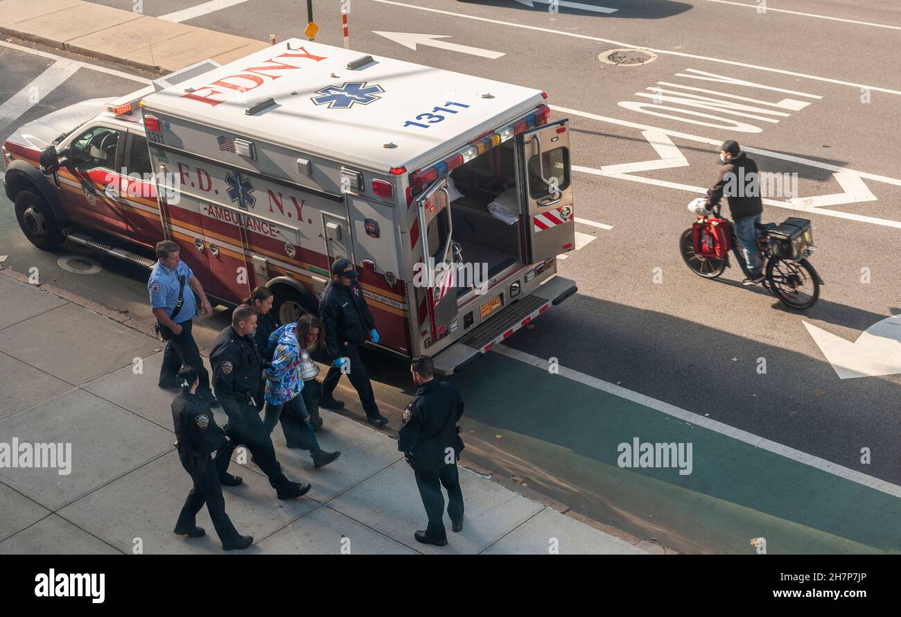 EMT and NYPD officers restrain an emotionally disturbed person in Chelsea in New York on Sunday, November 21, 2021. (© Richard B. Levine) Stock Photo