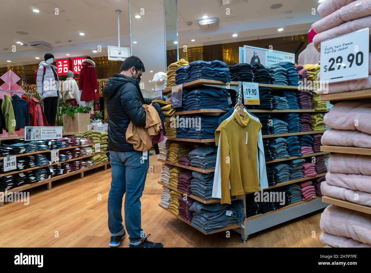 Uniqlo store retail stores hi-res stock photography and images - Alamy