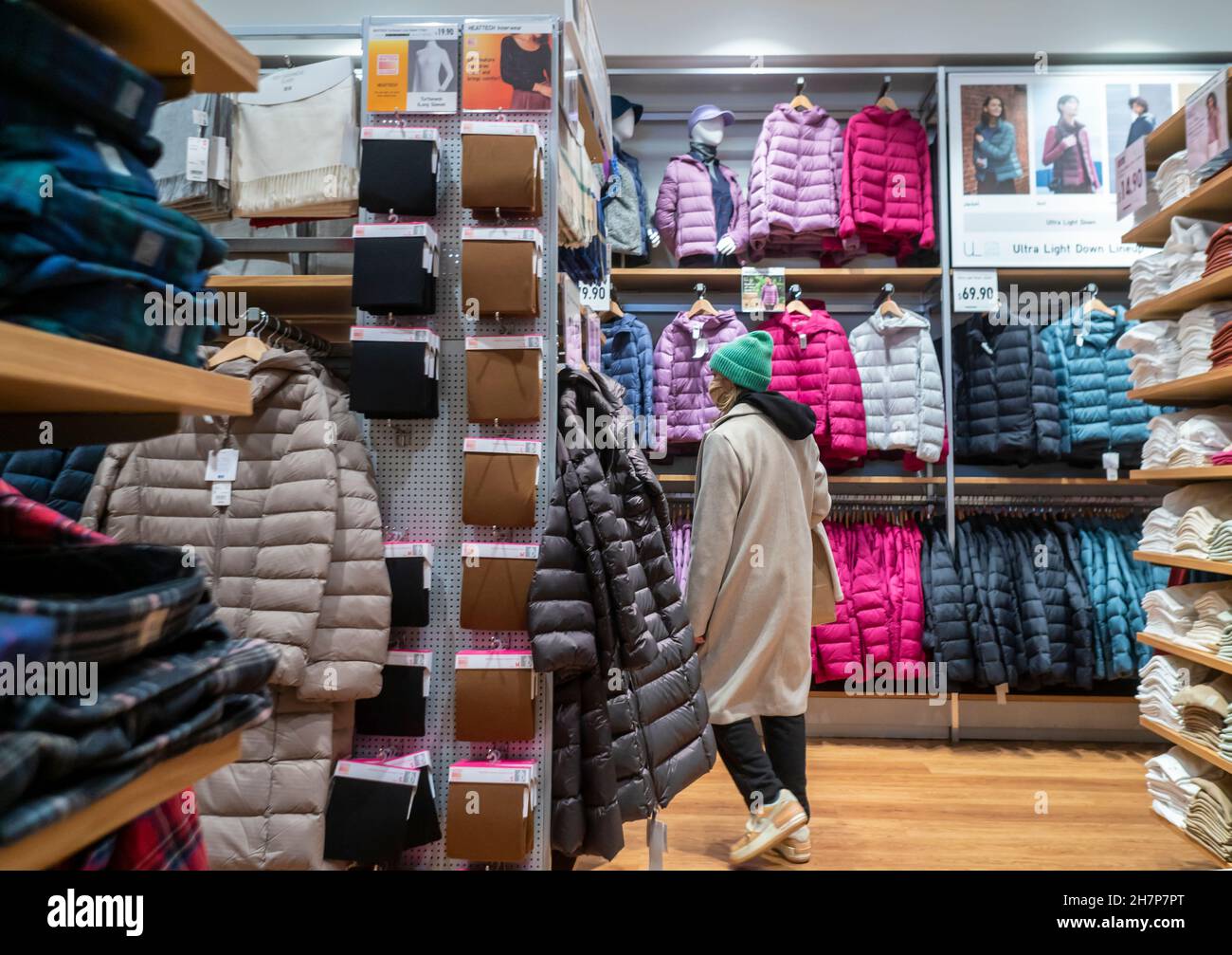 Uniqlo store retail stores hi-res stock photography and images - Alamy