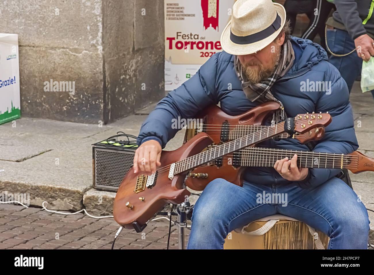 cremona festa del torrone artista di strada che suona due chitarre Stock Photo