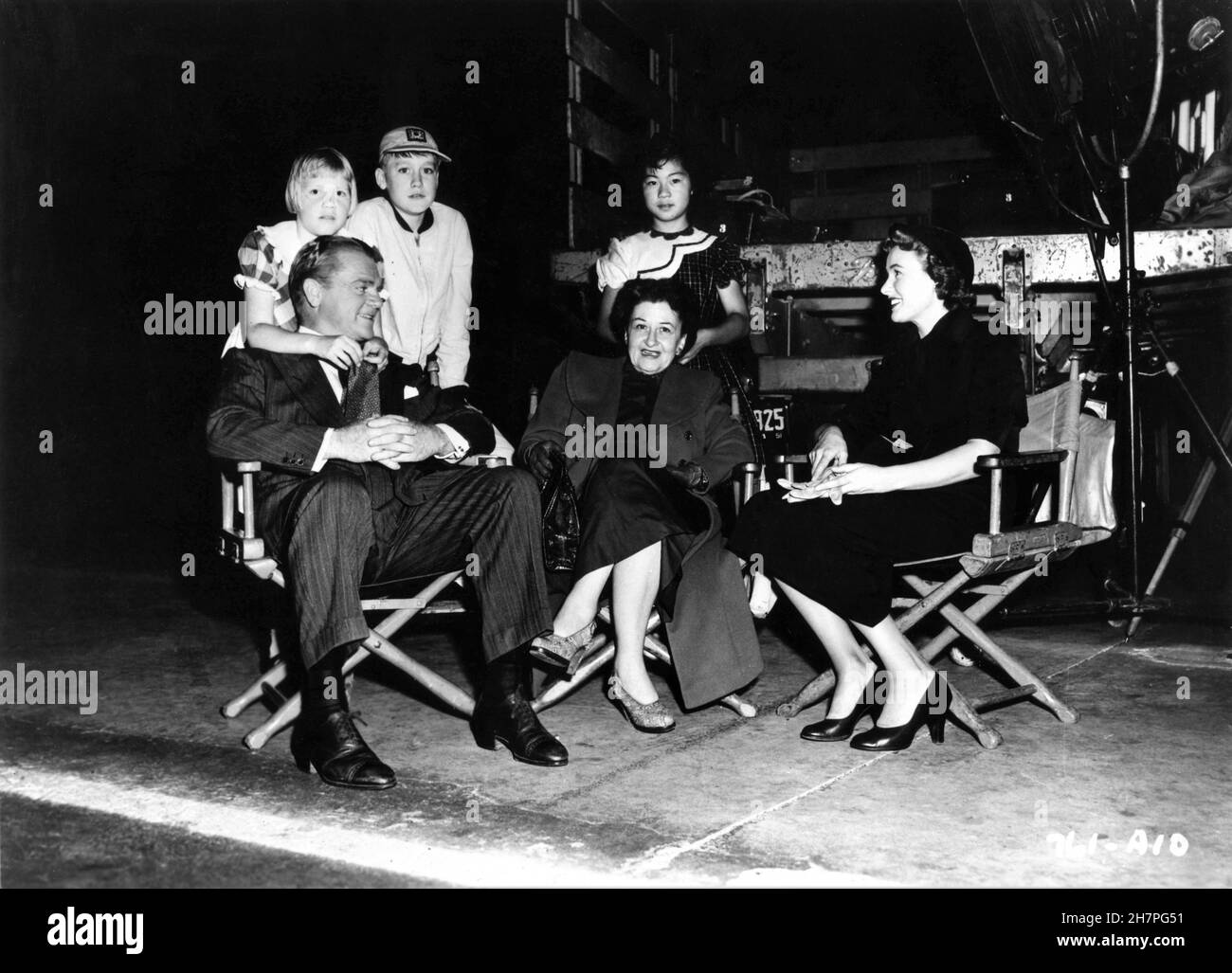 JAMES CAGNEY with his Wife FRANCES / WILLIE CAGNEY and their adopted children CASEY CAGNEY and JAMES CAGNEY Jr on set candid with PHYLLIS THAXTER during filming of COME FILL THE STOP 1951 director GORDON DOUGLAS novel Harlan Ware cinematography Robert Burks producer Henry Blanke Warner Bros. Stock Photo
