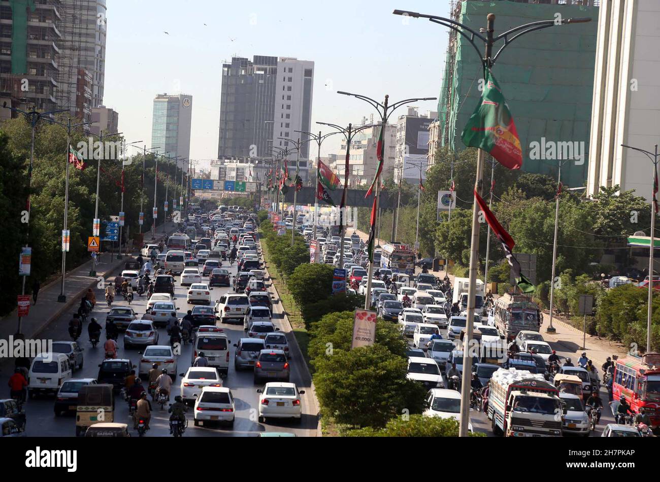 Shahrah E Faisal Directions View Of Traffic Jam Due To Demolition Works Of Nasla Tower Over The  Directions Of Supreme Court, At Shahrah-E-Faisal In Karachi On Wednesday,  November 24, 2021 Stock Photo - Alamy