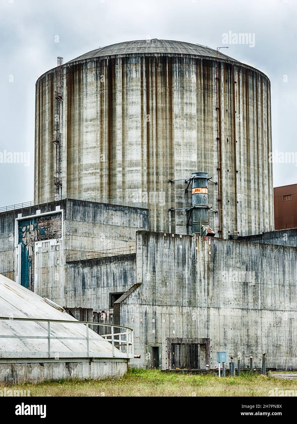 An exterior view of the outside of the nuclear containment facility at