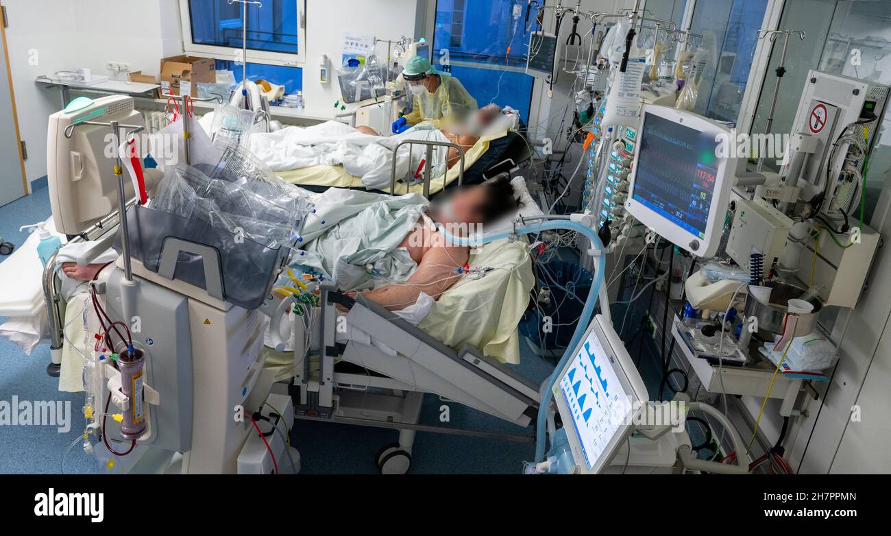 Munich, Germany. 24th Nov, 2021. Two patients are under the medical care of a specialist in the Covid 19 intensive care unit of the 'Rechts der Isar' hospital. Credit: Peter Kneffel/dpa - ATTENTION: Person(s) have been pixelated for legal reasons/dpa/Alamy Live News Stock Photo