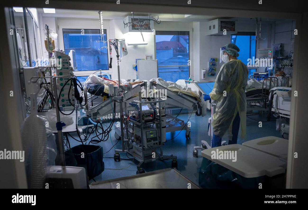 Munich, Germany. 24th Nov, 2021. A patient receives medical care from a specialist in the Covid 19 intensive care unit at the 'Rechts der Isar' hospital. Credit: Peter Kneffel/dpa/Alamy Live News Stock Photo