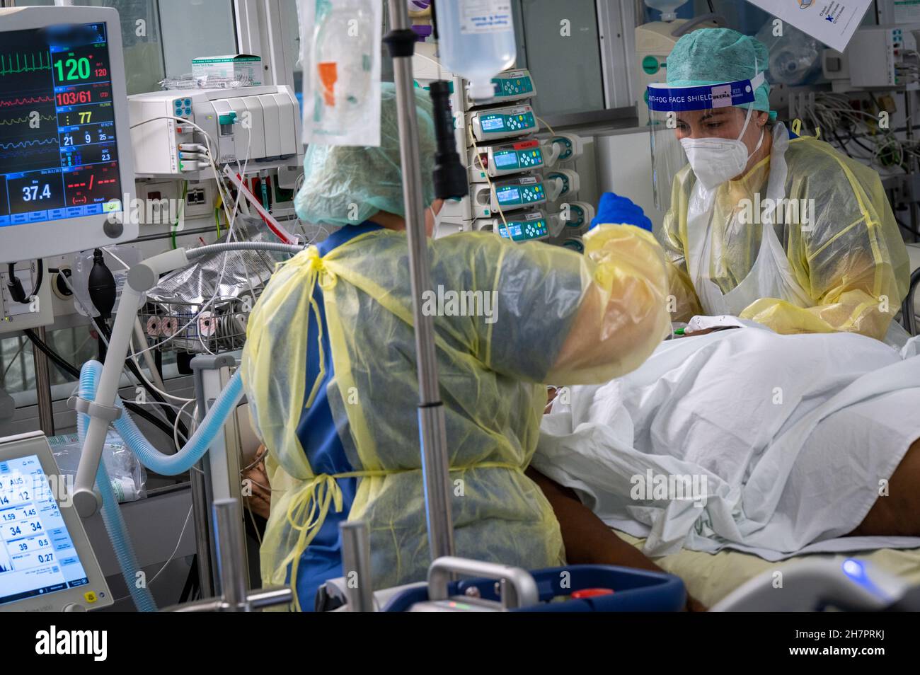 Munich, Germany. 24th Nov, 2021. A patient receives medical care from specialists in the Covid 19 intensive care unit at the 'Rechts der Isar' hospital. Credit: Peter Kneffel/dpa - ATTENTION: Person(s) have been pixelated for legal reasons/dpa/Alamy Live News Stock Photo