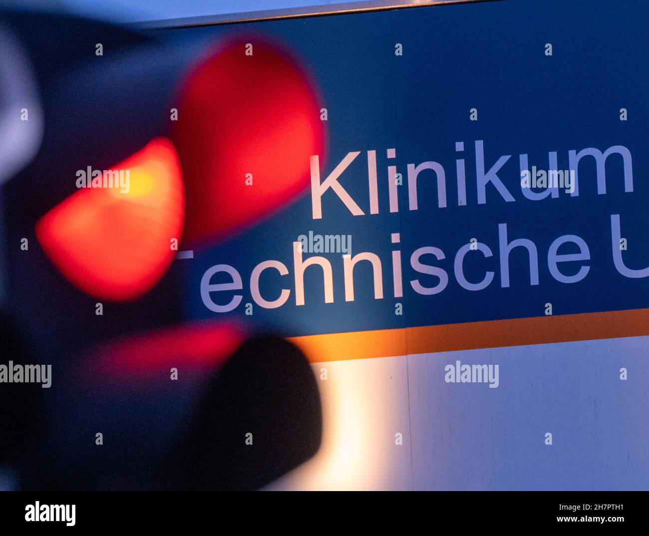 Munich, Germany. 24th Nov, 2021. A red traffic light shines in front of the 'Rechts der Isar' hospital in the Bavarian capital. Credit: Peter Kneffel/dpa/Alamy Live News Stock Photo