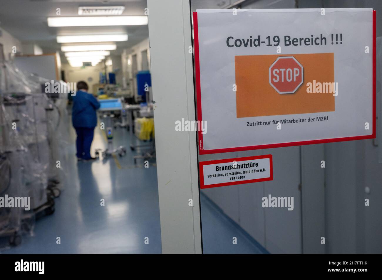 Munich, Germany. 24th Nov, 2021. A sign with the inscription 'Covid-19 area !!!! - Access only for employees of the M2B!' hangs at the entrance of the Covid-19 intensive care unit of the hospital 'Rechts der Isar'. Credit: Peter Kneffel/dpa/Alamy Live News Stock Photo