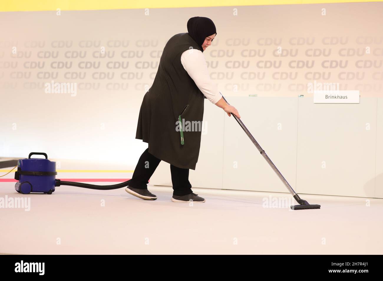 Friedrich Merz Kandidat für den CDU-Parteivorsitz auf dem Bundesparteitag der CDU 2018 in Hamburg Großreinemachen, eine Reinigungskraft reinigt mit einem Bodenstaubsauger die Bühne. Die Reinigungskraft trägt ein Kopftuch Stock Photo